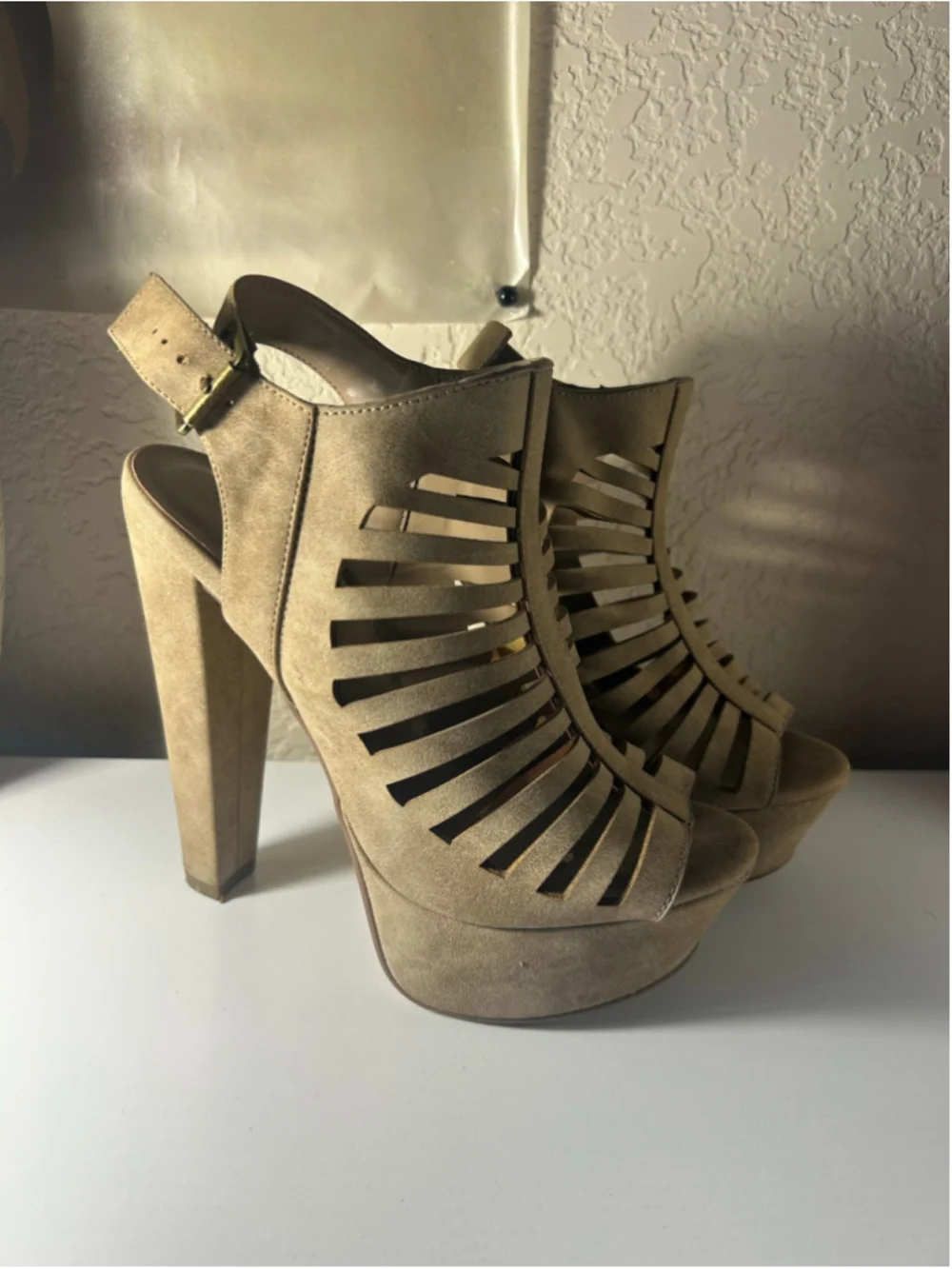 Women's Unbranded Beige Platform Heels Size 7